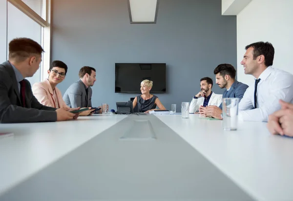 Business women having discussion on business meeting — стоковое фото