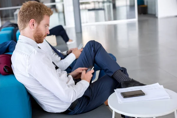 Zakenreiziger wachten zonder opmaak op luchthaven — Stockfoto