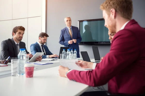 Diretor com empregadores na sala de reuniões — Fotografia de Stock