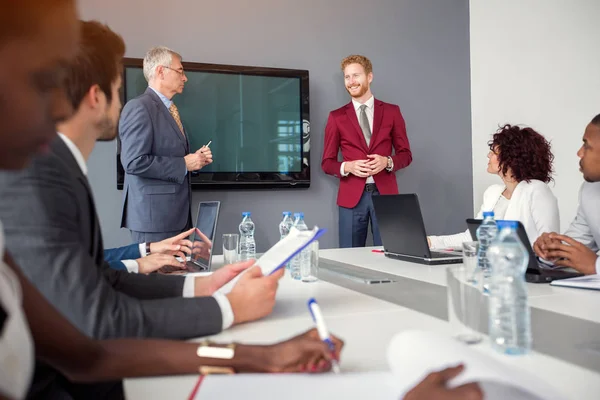 Gerente sorridente em discussão com o diretor da empresa — Fotografia de Stock