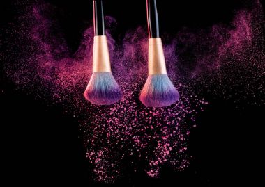 Kozmetik fırça ile siyah toz patlaması