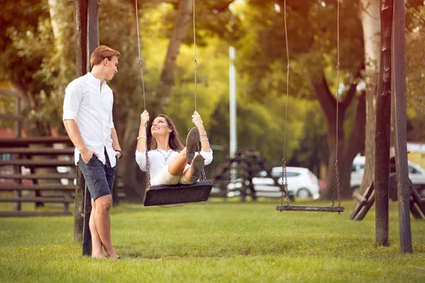 Uomo oscillando la sua ragazza — Foto Stock