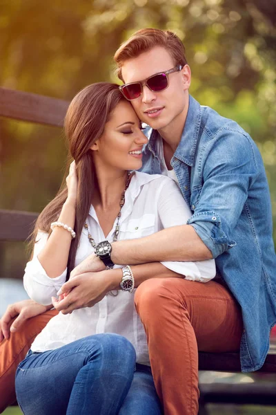 Casal romântico juntos desfrutando no parque — Fotografia de Stock