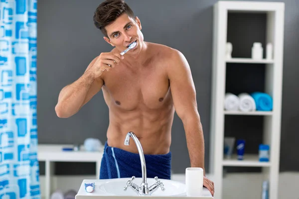 Joven lavándose los dientes — Foto de Stock