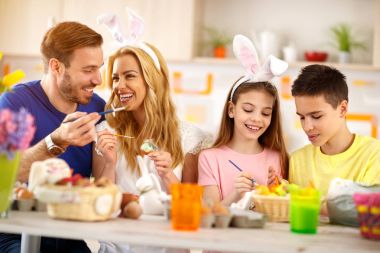 Aile yumurta boyama için