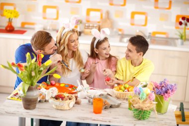 Çocuk göstermek için aile ilk kırmızı yumurta