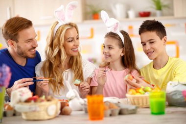 Aile Paskalya yumurtası boyuyor 