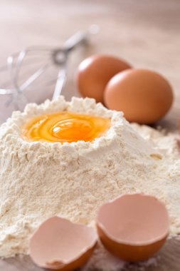 Yumurta ve un karıştırma