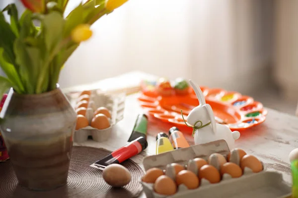 Uova e vernici per Pasqua, concetto — Foto Stock