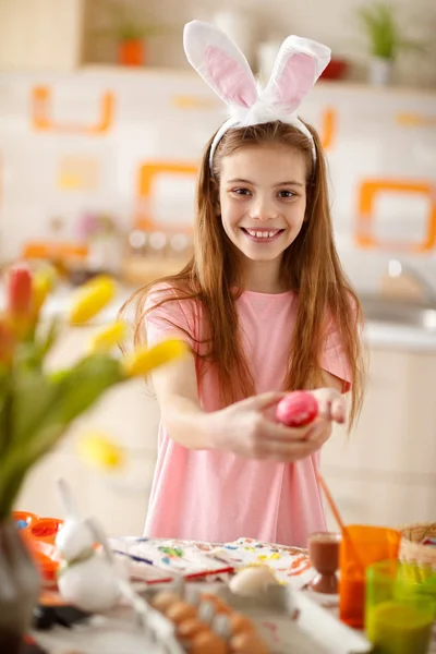 Meisje met Pasen egg — Stockfoto