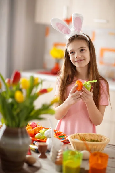 Meisje met net geschilderde paaseieren — Stockfoto