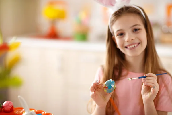 Creatieve meisje met haar Easter egg — Stockfoto