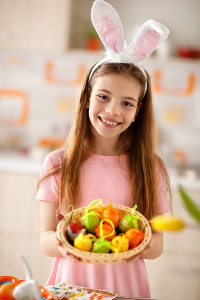 Vrouwelijke kind Toon mand met kleurrijke paaseieren — Stockfoto