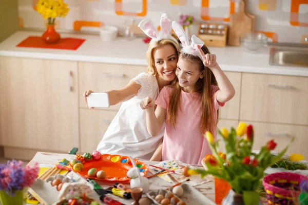 Moeder met dochter maken selfie voor Pasen — Stockfoto