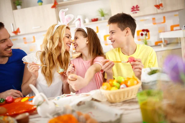 Eier bemalen in angenehmer Atmosphäre — Stockfoto