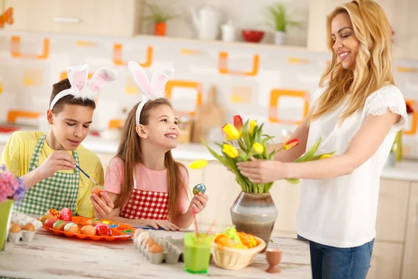 Moeder kleurrijke tulpen in de vaas zetten voor Pasen — Stockfoto