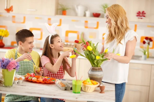 Moeder met kinderen voorbereiding viering van Pasen — Stockfoto