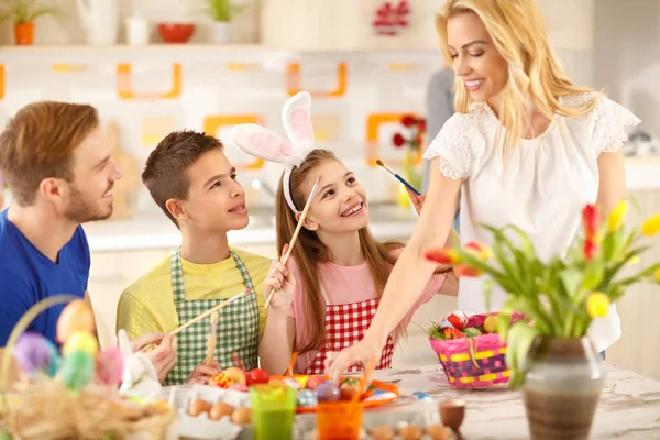 Moeder en kinderen voorbereiden Pasen eieren — Stockfoto