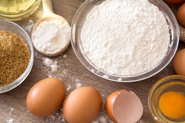 Яйца и основные ингредиенты муки для выпечки — стоковое фото