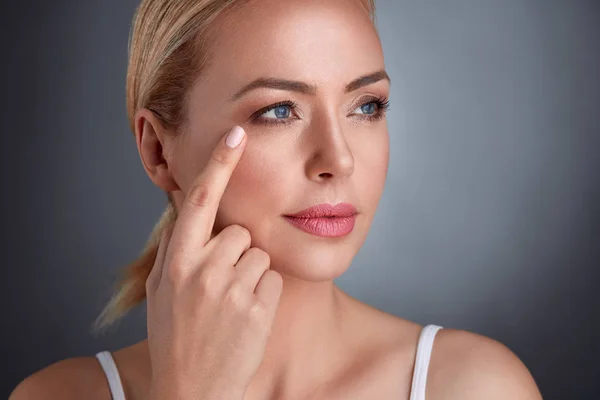 Woman looking at her facial wrinkles — Stock Photo, Image
