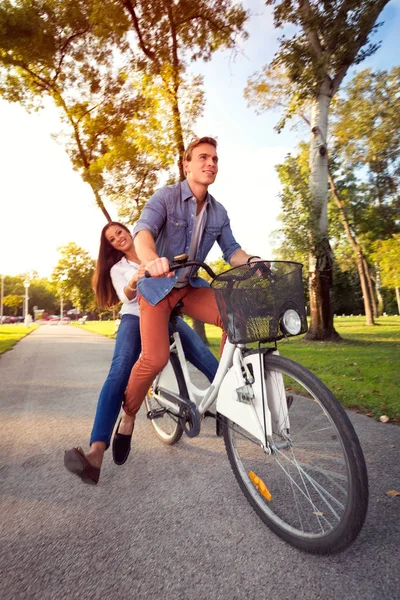 Pareja emocionada disfrutando de paseo en bicicleta —  Fotos de Stock