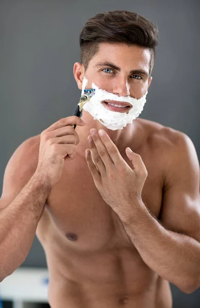 Beleza homem sexy barbear — Fotografia de Stock