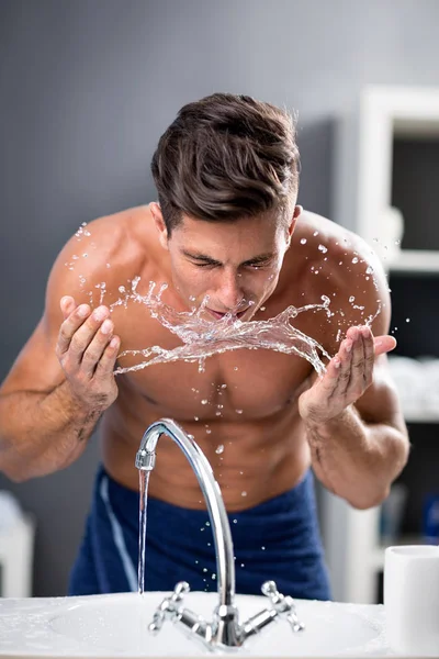 Higiene da manhã, cara de homem lavando — Fotografia de Stock