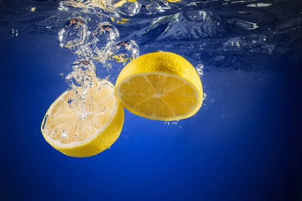 Limón fresco arrojado al agua — Foto de Stock