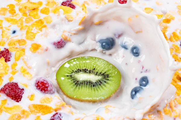 Musli i świeże jagody i owoce na zdrowe śniadanie — Zdjęcie stockowe