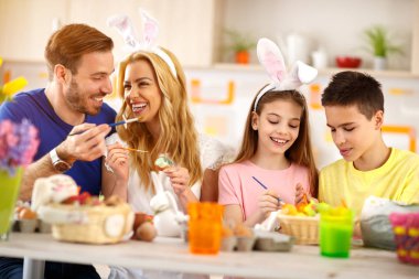 Aile yumurta boyama için