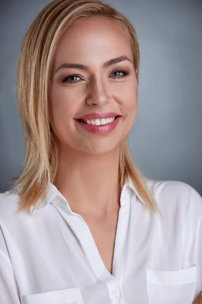 Mulher loira de meia-idade atraente com um belo sorriso — Fotografia de Stock