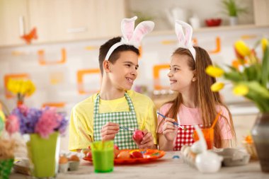 Kız ve erkek kardeşim Paskalya önce yaratıcı çalışmalar