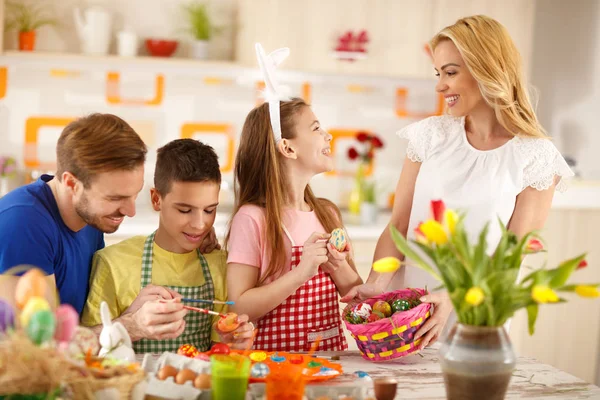 幸福的家庭，着色复活节鸡蛋 — 图库照片