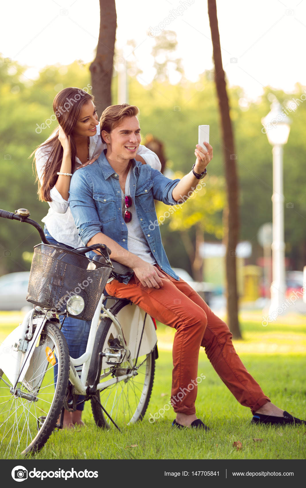 Pareja con bicicletas tomando fotos — Foto de stock #147705841 - Main Image