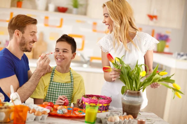 Father havin fun with sun while colored Easter eggs — Stock Photo, Image