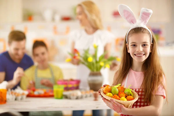 Meisje met mand vol kleurrijke eieren — Stockfoto