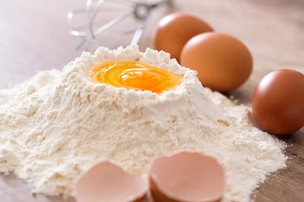 Breaking egg and flour — Stock Photo, Image
