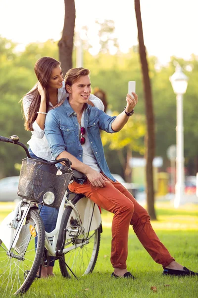 Casal com bicicletas tirando foto — Fotografia de Stock