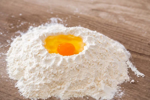卵、小麦粉の背景 — ストック写真