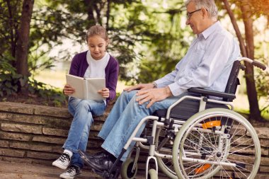 Birlikte vakit kitap açık torunu okuma ve dedesi devre dışı 