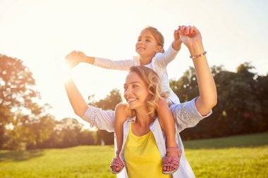 Anne holding kızı omuzlarında