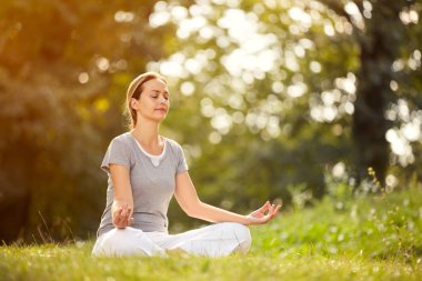 Erkek rahatlatıcı yeşil doğada yoga poz