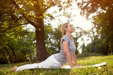 Yeşil park fiziksel egzersizleri yapıyor kadın