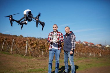 Genç erkekler yönetir uçağın uçuş