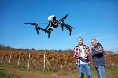 Zemin üzerinde uçan uçak