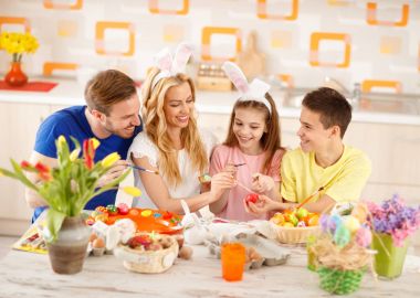 Aile Paskalya yumurtası boyuyor