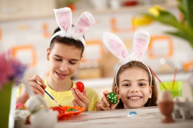 Yumurta boyama kardeş