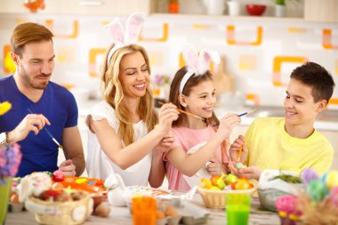 Aile birlikte tablo Easter eggs 