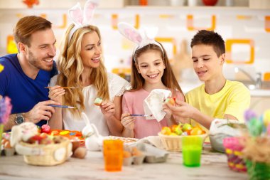 Aile Paskalya yumurtası boyuyor