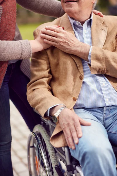 Medische verzorging: begrip en de steun voor oudere mensen — Stockfoto